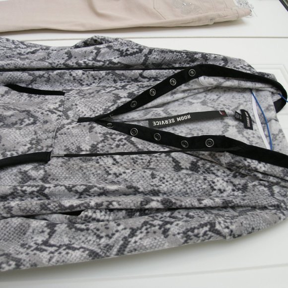 Nordstroms PJs Fleece XL Snake Print Onesie  Like New - Picture 6 of 11